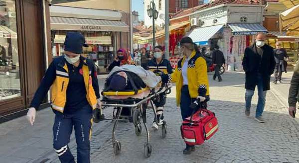 Eskişehir’in göbeğinde hatalı park ambulansa geçit vermedi!