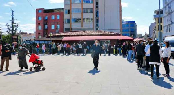 Eskişehir'in göbeğindeki bu kuyruk bitmiyor!