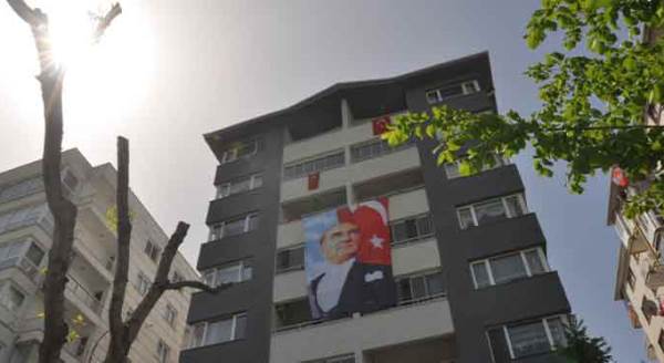 Eskişehir'in ıssız sokaklarında 19 Mayıs coşkusu camlardaydı