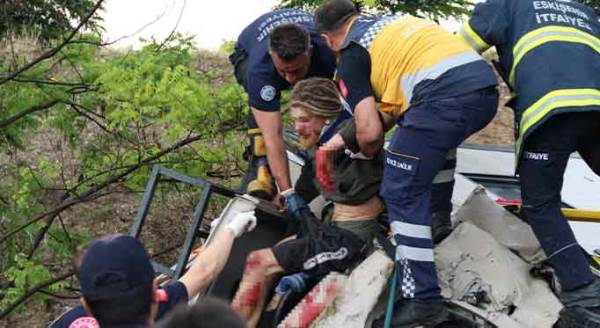 Eskişehir’in ölüm yolunda can pazarı! Kafa kafaya çarpıştılar