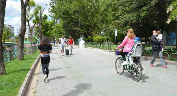 Eskişehir kısıtlamasız ilk cumarteside sokağa döküldü!