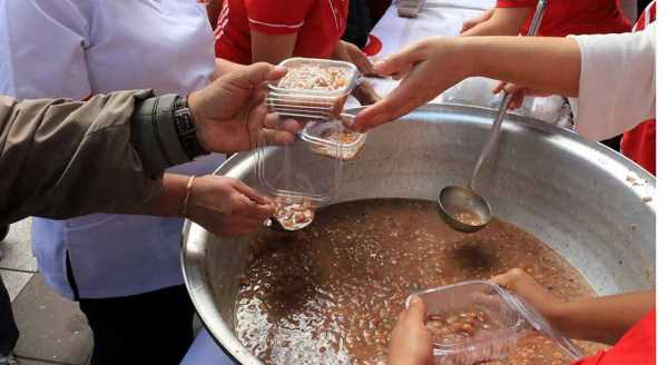 Eskişehir Kızılay'dan aşure dağıtımı