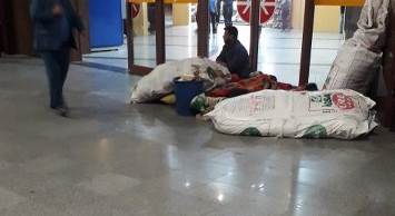 Eskişehir otogarında uyuyan aile...