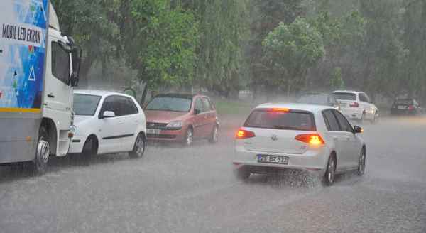 Eskişehir şiddetli yağmura teslim