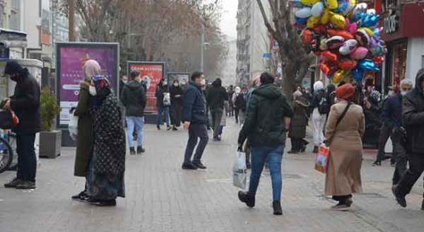 Eskişehir sokağa akın etti! Koronavirüse davetiye...