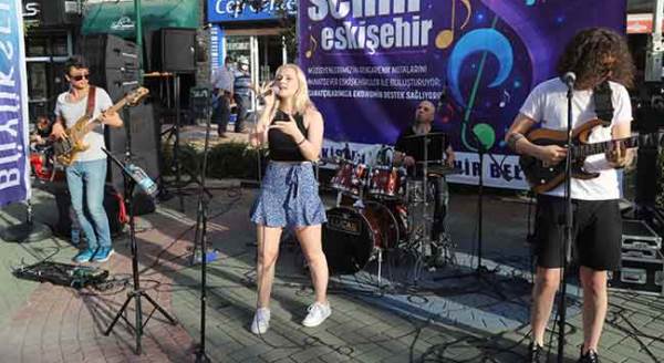 Eskişehir sokakları şenlendi! Renkli görüntüler...