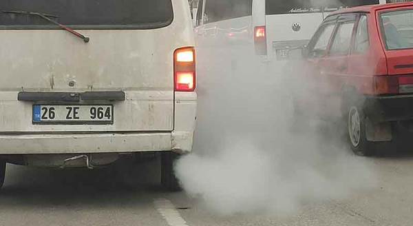 Eskişehir trafiğindeki bu dumanla göz gözü görmedi!