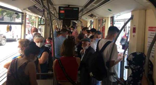 Eskişehir tramvayında "virüs korkusuz" yolculuk