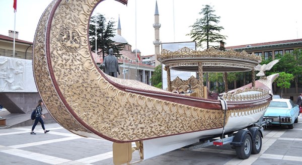 Eskişehir turizmi için sultan kayığını karadan yürüttü