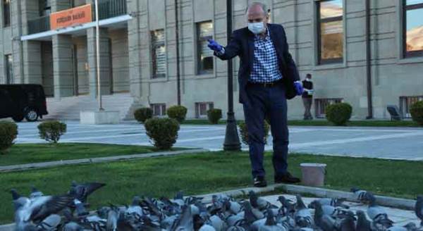 Eskişehir Valisi elleri ile besledi