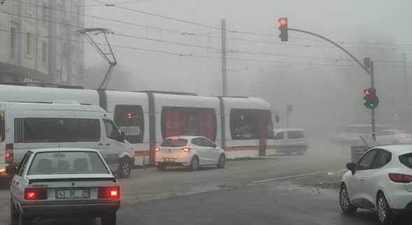 Eskişehir yoğun sisle güne başladı: Göz gözü görmedi 