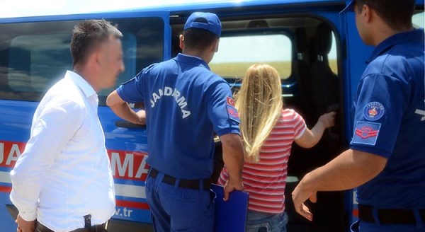 Eskişehire'de ellerini kelepçeleyip 350 bin lira gasp ettiler