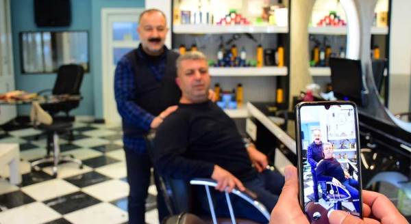 Eskişehirli berberin ilginç alışkanlığı