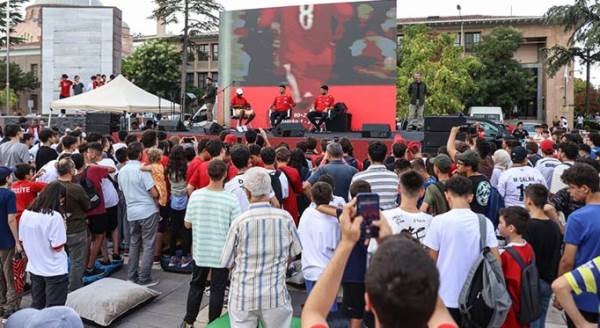 Eskişehirli taraftar akın etti: Milliler meydanda! 