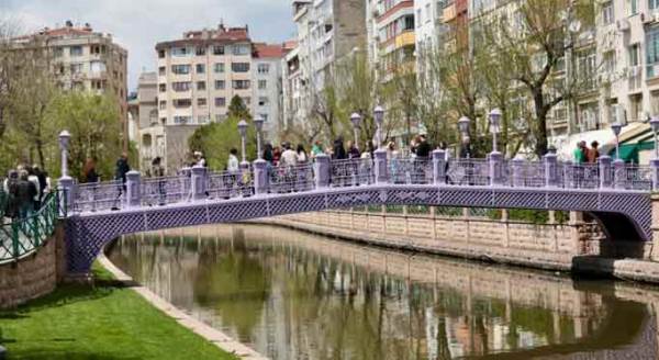 Eskişehirliler bayramda sıcak havanın tadını çıkardı