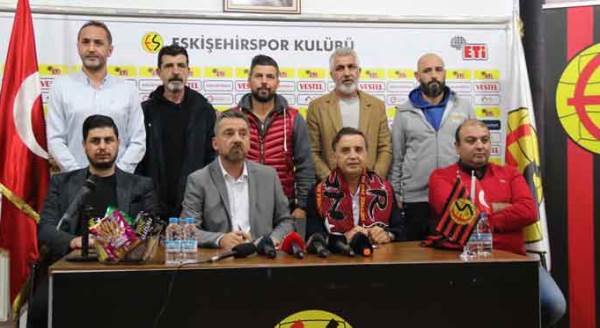 Eskişehirspor'a imzayı attı, takımın başına geçti