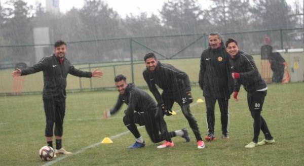 Eskişehirspor kar yağışı altında çalıştı