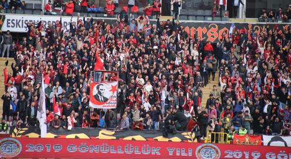 Eskişehirspor taraftarı tribünleri böyle inletti: İşte o görüntüler...