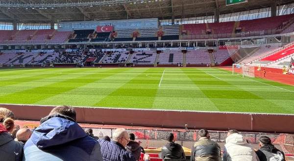 Eskişehirspor'un saha zemini görenleri şaşırtıyor!