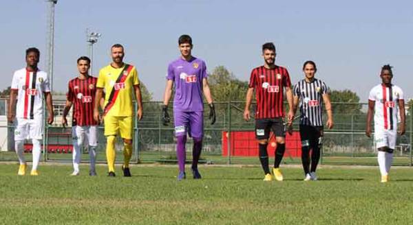 Eskişehirspor'un yeni sezon formaları görücüye çıktı