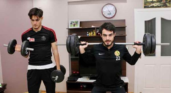 Eskişehirspor'un yıldızları evlerini spor salonuna çevirdi