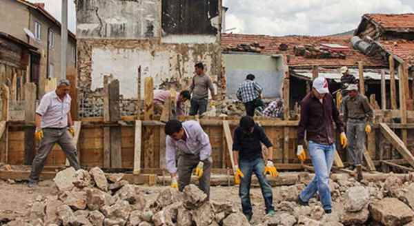 Evi yanan aileye mahalleli el uzattı