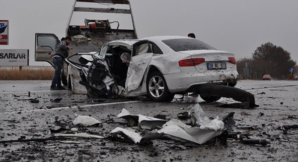 Feci kazada 2 kişi hayatını kaybetti 2 kişi yaralandı