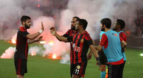 Final maçına meşaleleri polis sokmuş