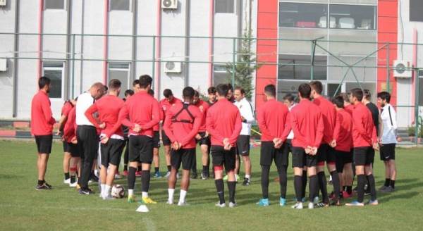 Fuat Çapa Eskişehirsporlu futbolcuları topladı ve...