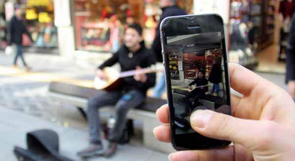 Geçimini sağlamak için şehir şehir geziyor