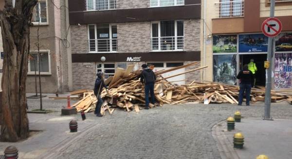Gelişi güzel atılan kalaslar sokağı trafiğe kapattı