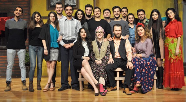 Gündüz adliye, akşam sahne...