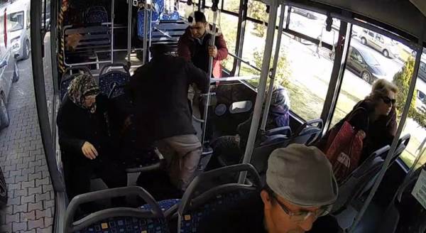 Halk otobüsü şoförü, rahatsızlanan yolcuyu hastaneye götürdü