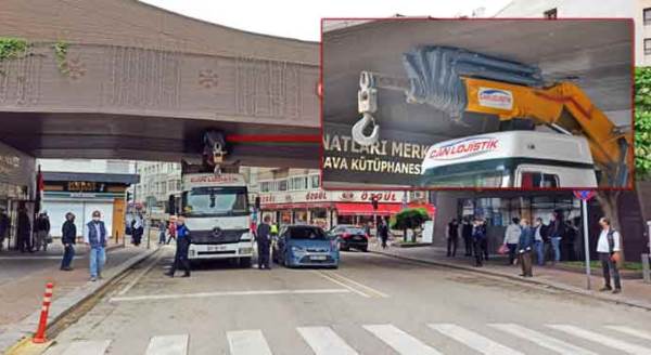 Hamamyolu'nda köprüye kamyon sıkışınca...