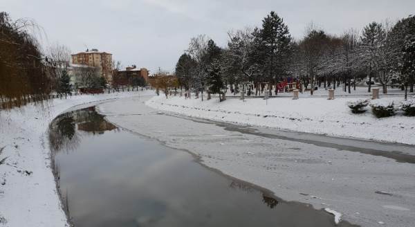 Hava ısısı düştü Porsuk Çayı yer yer dondu