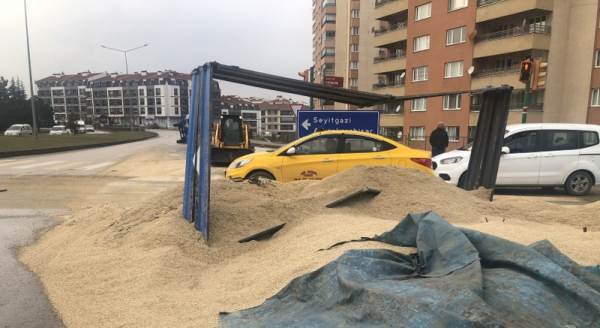 Hayvan yemi yüklü traktör römorku devrildi