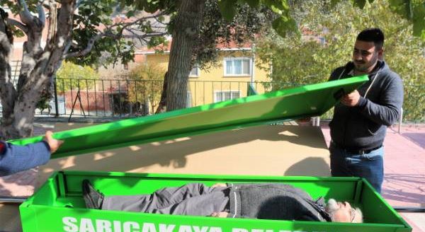 Hediye tabutun içine girip kendini taşıttı