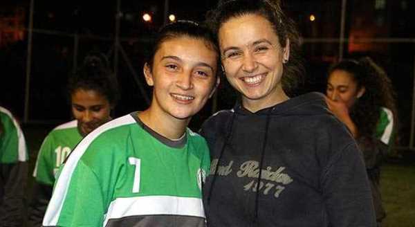 Hem futbolu hem arkadaşlığı öğreniyorlar