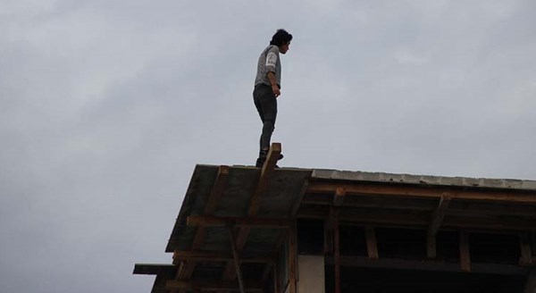 İntihara teşebbüsü çekirdek çitleyerek izlediler