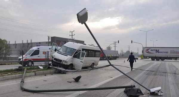 İşçi servisine tır çarptı: 15 yaralı