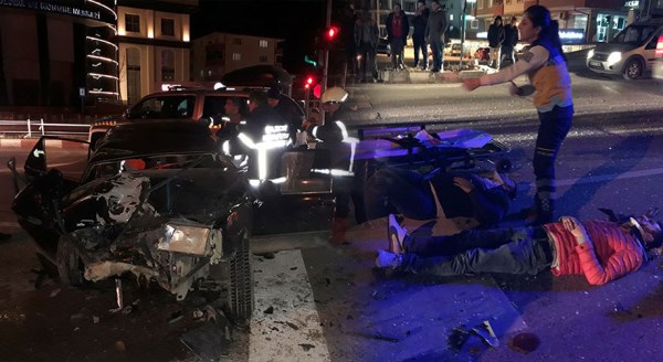 Işıkta bekleyen araca çarptı: 3 yaralı