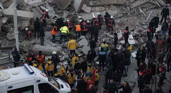 İstanbul Zeytinburnu’nda bina çöktü!