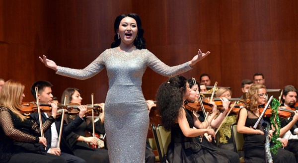 İzleyenler ayakta alkışladı