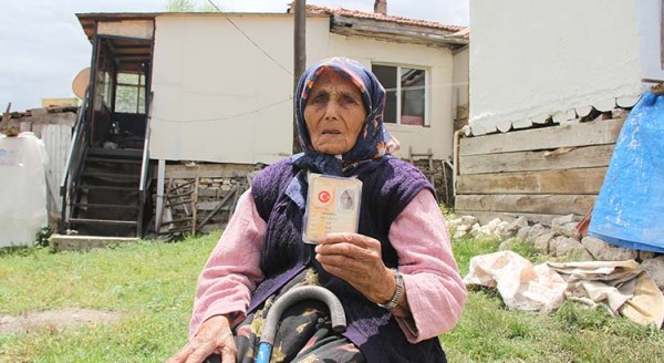 Kaç yaşında olduğunu kendi de bilmiyor