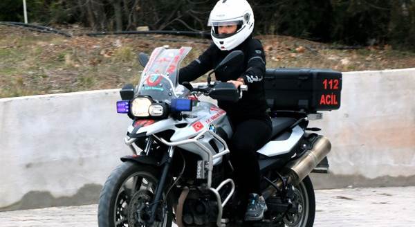 Kadın sağlıkçı vakalara motosikletle ulaşıyor