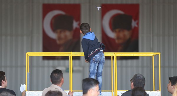 Kağıt uçaklar birincilik için yarıştı