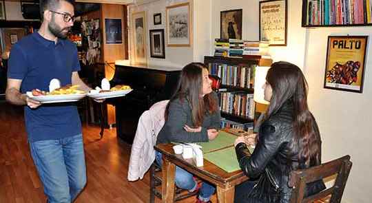 Kahvaltı yapana kitap hediye