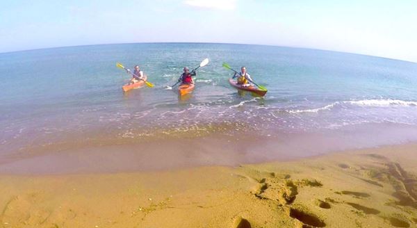 Kanoyla göl ve akarsuyu geçip denize ulaştılar