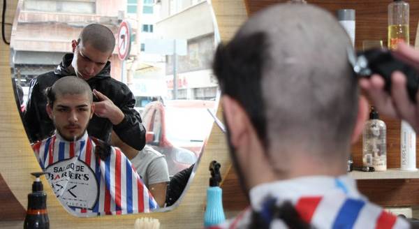 Kanser olan arkadaşları için saçlarını kazıttılar