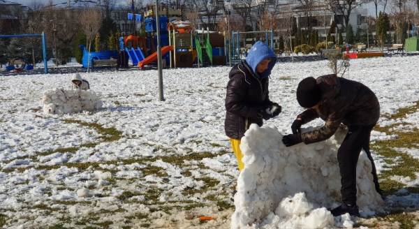 Kar yağışı çocuklara yaradı